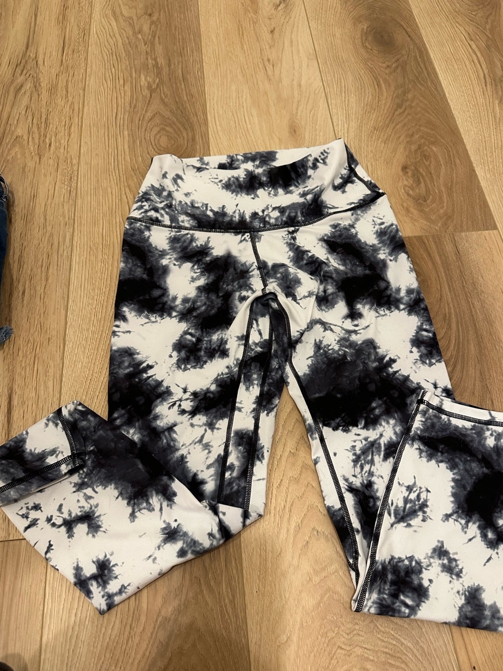 Tie-Dye High-Waist Leggings in Black and White
